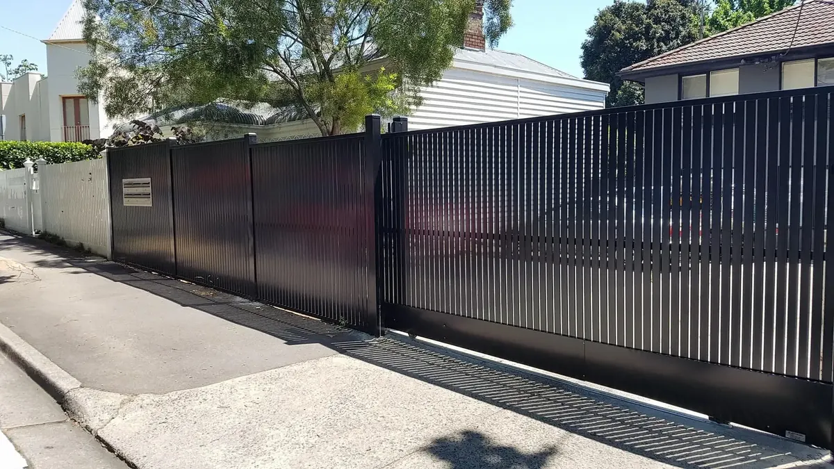 Completed slatted sliding gate, fixed panels and mailbox frontage in Richmond.